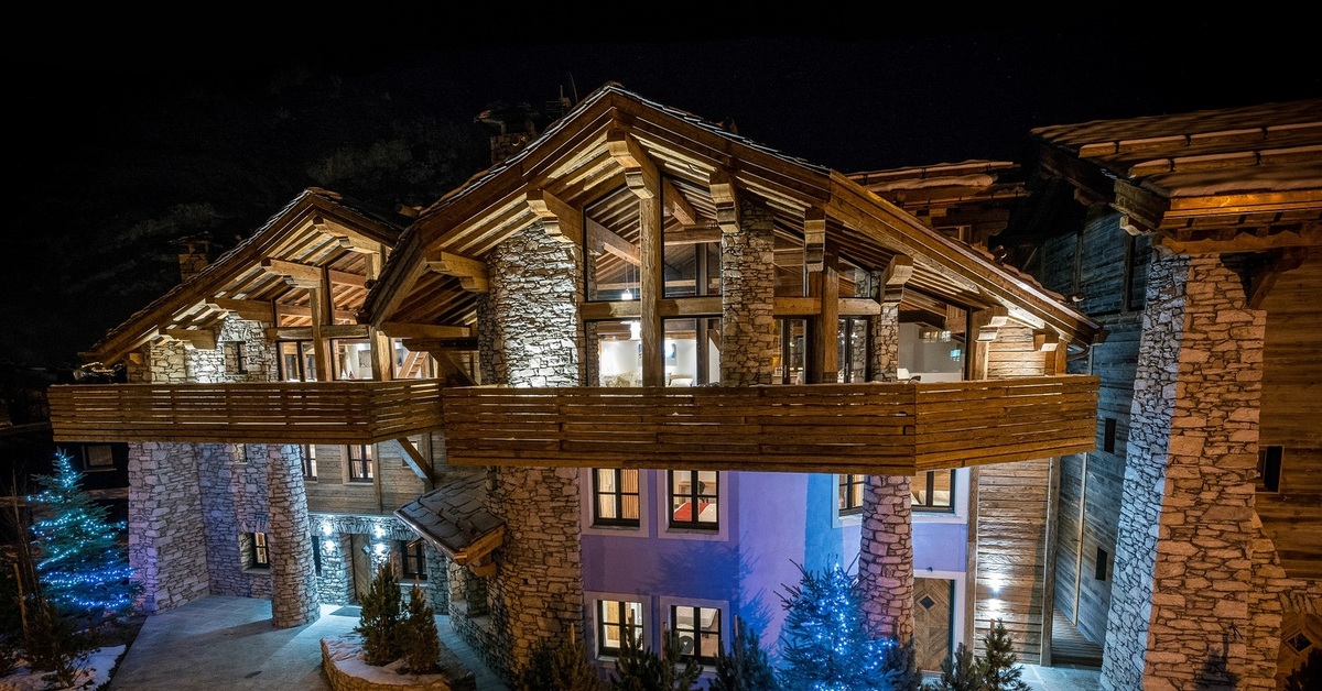 Погода шаля в шале. Luxury Ski Chalet. Подсветка домов Шале. Освещение фасада Шале. Фасадная подсветка Шале.