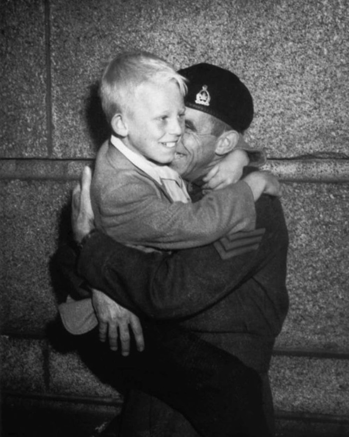 Attends moi, papa! ÐÑÑоÑÐ¸Ñ Ð£Ð°Ð¹Ñи ÐеÑнаÑда. Ðапа, вÑоÑÐ°Ñ Ð¼Ð¸ÑÐ¾Ð²Ð°Ñ Ð²Ð¾Ð¹Ð½Ð°, канада, ÑÑо войнÑ, подожди Ð¼ÐµÐ½Ñ Ð¿Ð°Ð¿Ð°, длиннопоÑÑ, колоÑизаÑиÑ