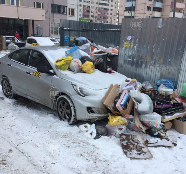 Выкинули такси на мусорку. - Мусор, Такси, Авто