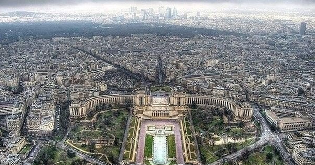 Вид на париж с эйфелевой башни. Париж дворец Шайо вид сверху. Елисейские поля в Париже. Елисейские поля в Париже с Эйфелевой башни.