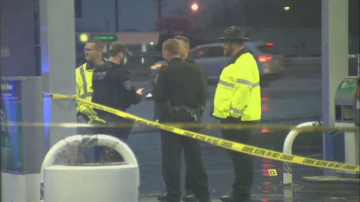 Вооруженная женщина спасла полицейского от разъяренного бомжа.