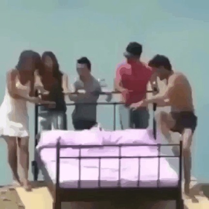 Эй, детка, прыгай ко мне в кровать! Это будет просто улёт!