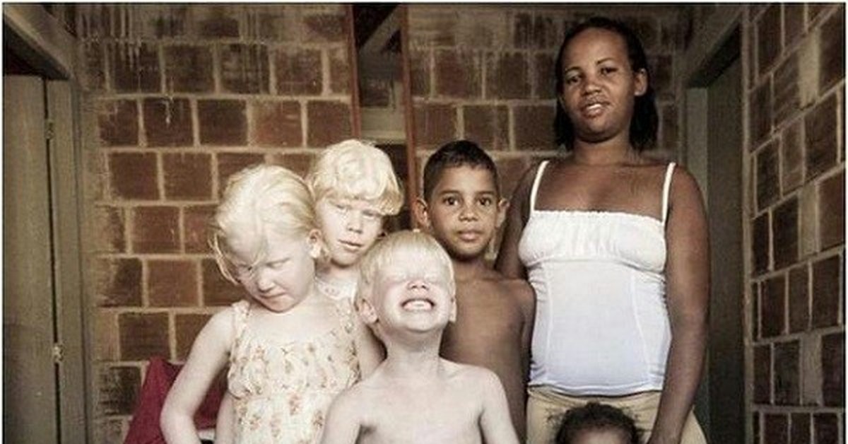 Привела маме негра. Дети альбиносы. Семья альбиносов. Самые странные семьи.