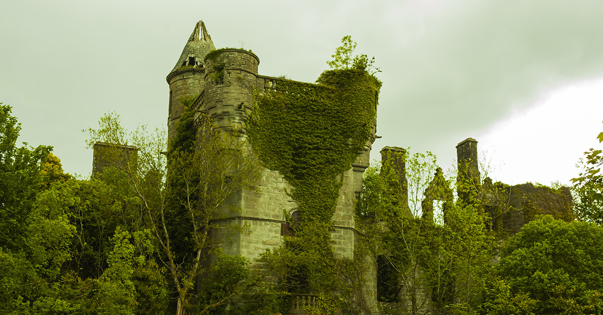 В заросшей плющом каменной. Заброшенные замки Шотландии. Замок MACDERMOTTS Ирландия. Замок кром Ирландия. Разрушенные замки Шотландии.