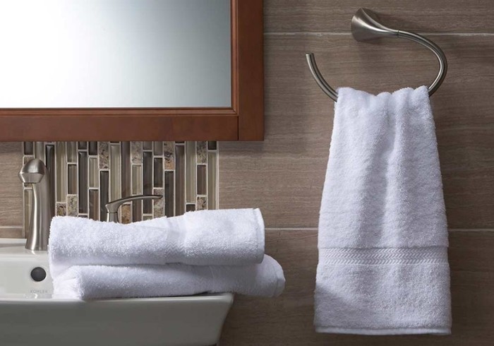 Чем стирают полотенца в гостиницах