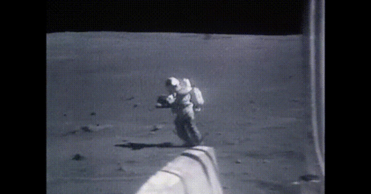 Песня там на луне. Космонавт на Луне. Космонавт на Луне прыгает. Астронавт прыгает на Луне. Космонавт на Луне в прыжке.