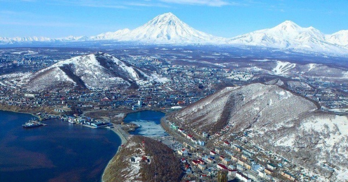 Масла петропавловск камчатский. Полуостров Камчатка Петропавловск-Камчатский. Поселок Авача Камчатка. Петропавловск-Камчатский вид сверху. Елизово вулкан.