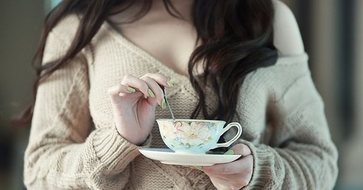 Пью чай с ложкой в кружке. Чашка чая в руках. Девушка с чашкой чая. Девушка с чашкой чая в руках. Девушка с чашкой кофе.