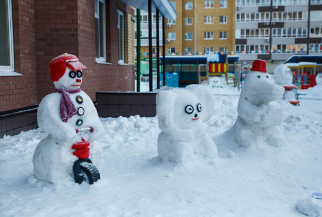 Снежные фигуры в Тюменском детском саду - Тюмень, Снеговик