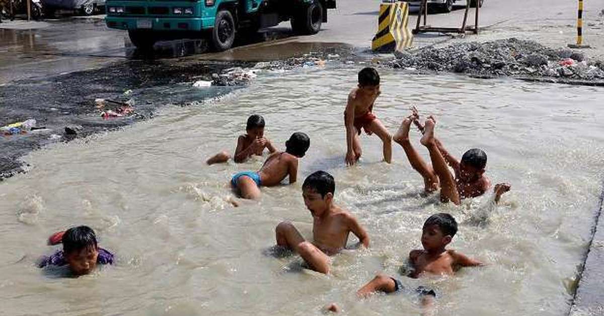Негритята купаются. Купание в Африке. Мальчишки индусы купаются. Дети Азии купаются. Купание детей в Азии.