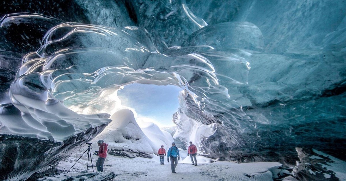 Какую страну называют страной льда и огня. Исландия ледник ватнайёкюдль. Пещеры ледника ватнайёкюдль, Исландия. Ледяные пещеры ватнайёкюдль Исландия. Пещеры ледника Ватнайекюдль.