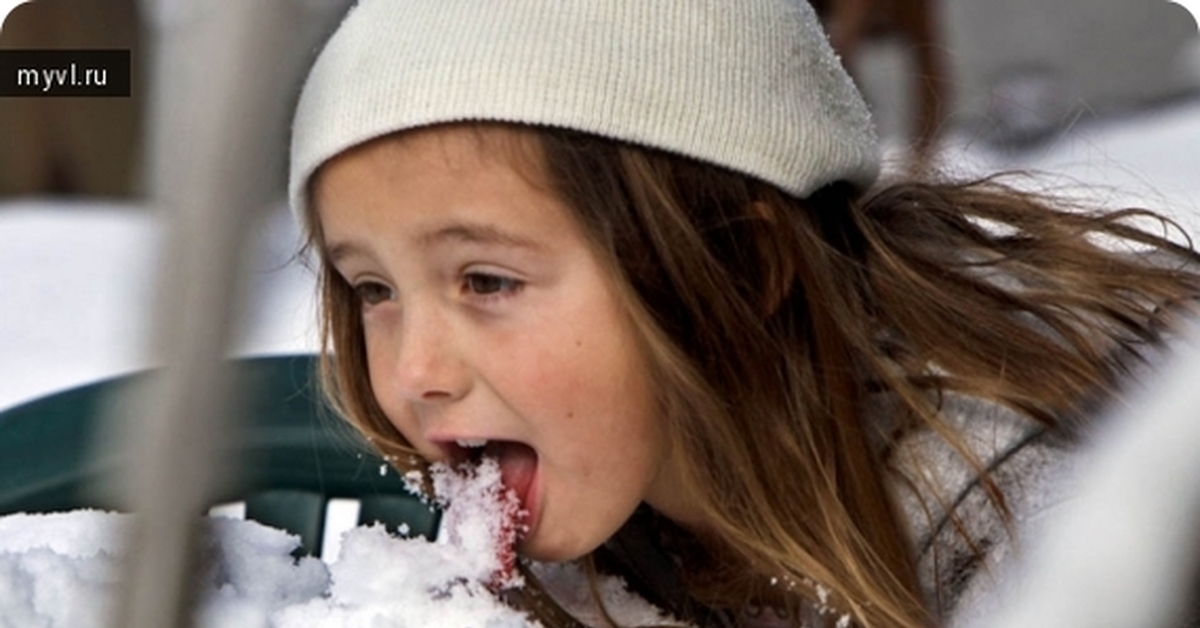 Почему нельзя облизывать. Девочка ест снег. Кушать снег. Дети едят сосульки. Девушки сосульки.
