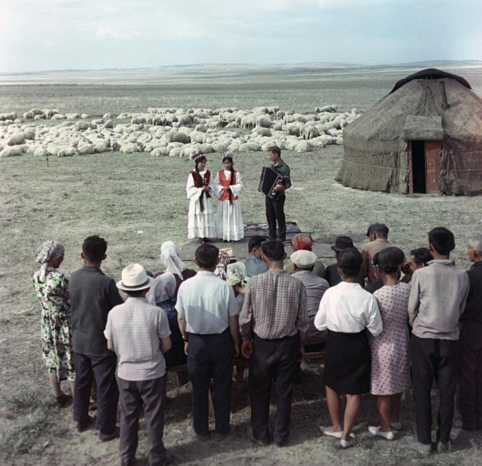 Выступление студентов, 1971г