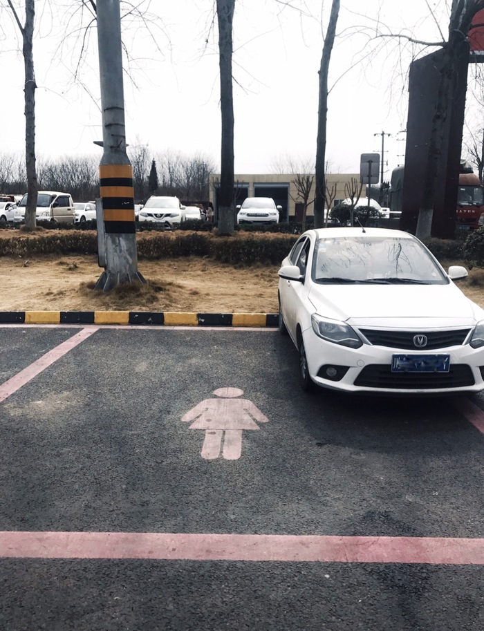 Women's parking - My, China, Road, Markup, Parking, Female, Girls, Неправильная парковка, Logics, Women