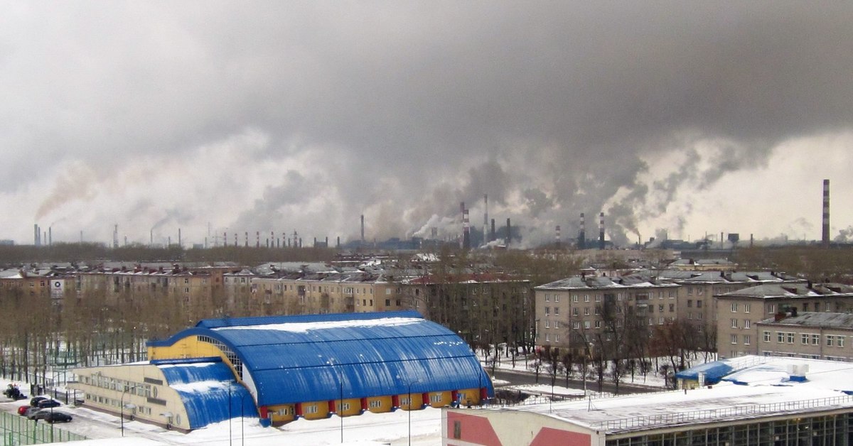 Заводы города череповца. Череповец завод грязный. Череповец дым завод. Завод Северсталь Череповец. Северсталь экология Череповец.