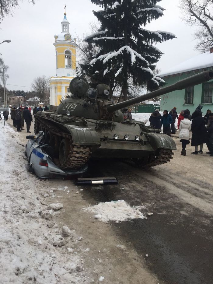 Танк раздавил полицейскую машину