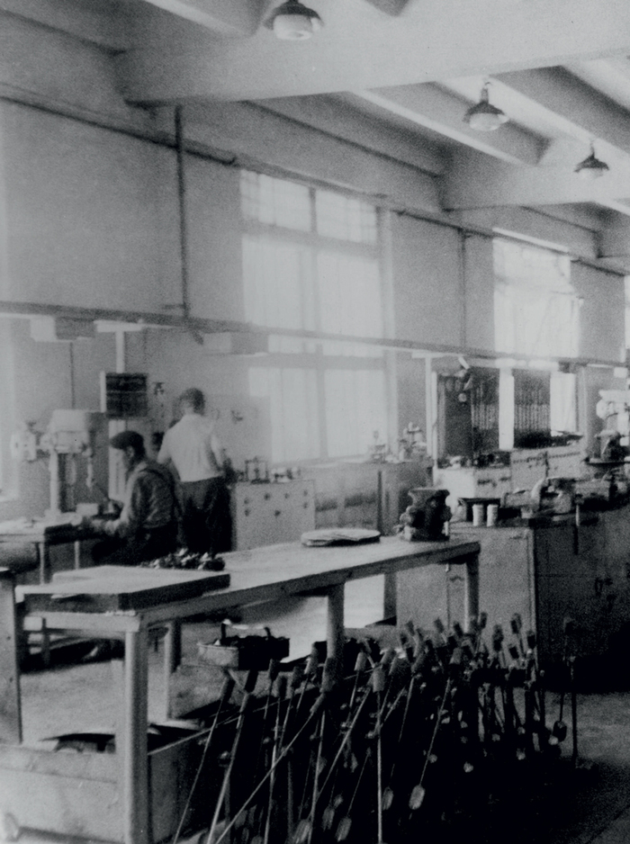 Фото с завода газового оборудования. Фотография, СССР, Колоризация, Рабочие, Слесарь, Токарь, Фрезеровщик, Завод, Длиннопост