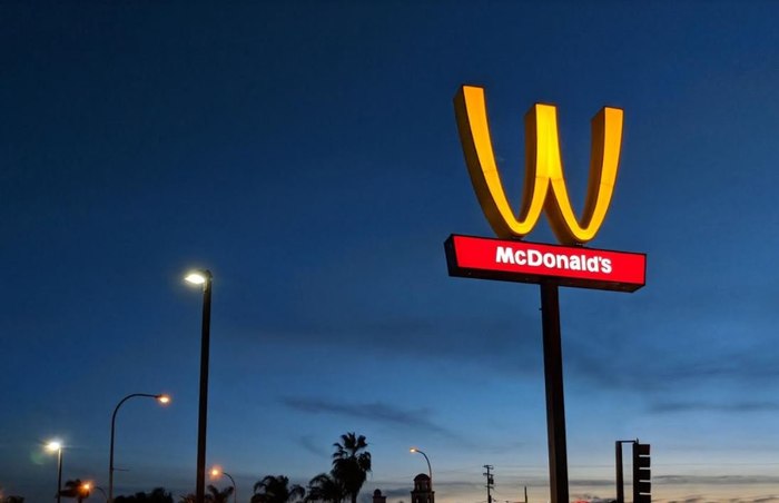 McDonald's for the first time in history changed the logo in honor of March 8 - McDonald's, March 8