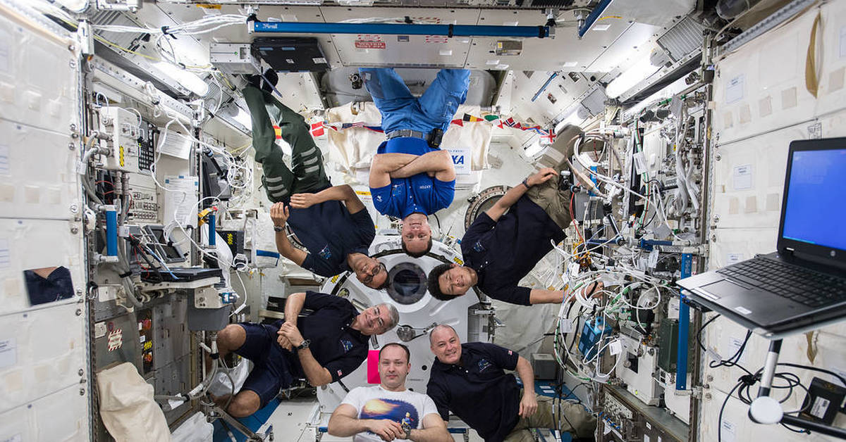 Сколько времени человек был в космосе. Космонавты на МКС. Космонавт на орбите. Невесомость на МКС. Космонавты на станции.