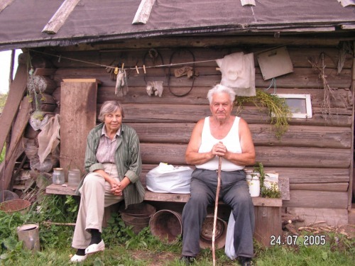 В деревне у бабули лежу на раскладушке