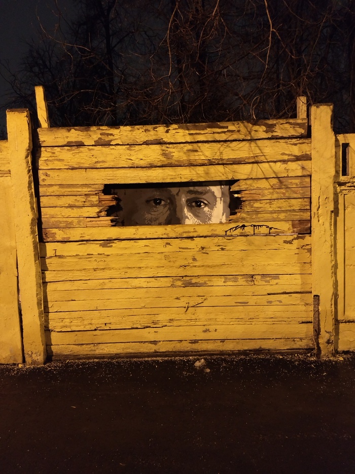 Peeping... - Graffiti, Fence, Vladimir Zhirinovsky, , Оригинально, Hole