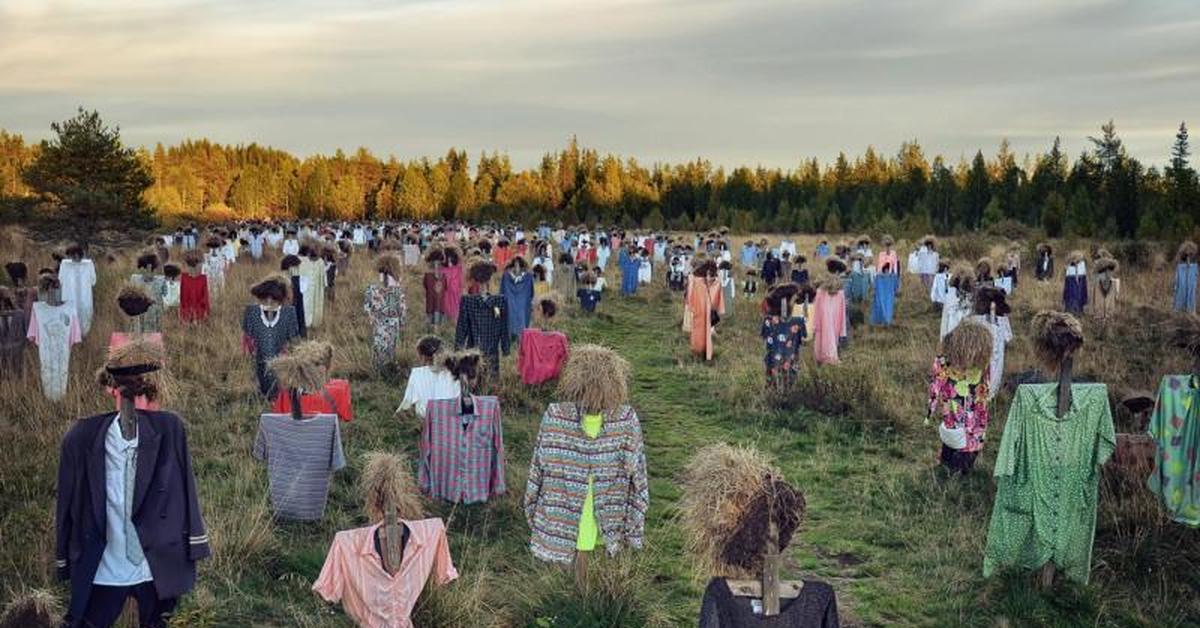 Много пострашней. Много людей в поле. Толпа людей деревня. Толпа людей в поле. Толпа в деревне.