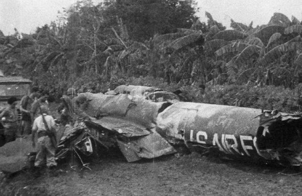 Cuban crisis. Cubans inspect an American U-2 reconnaissance plane shot down over the island on Black Saturday, October 27, 1962 - Cuba, A crisis, Story, USA