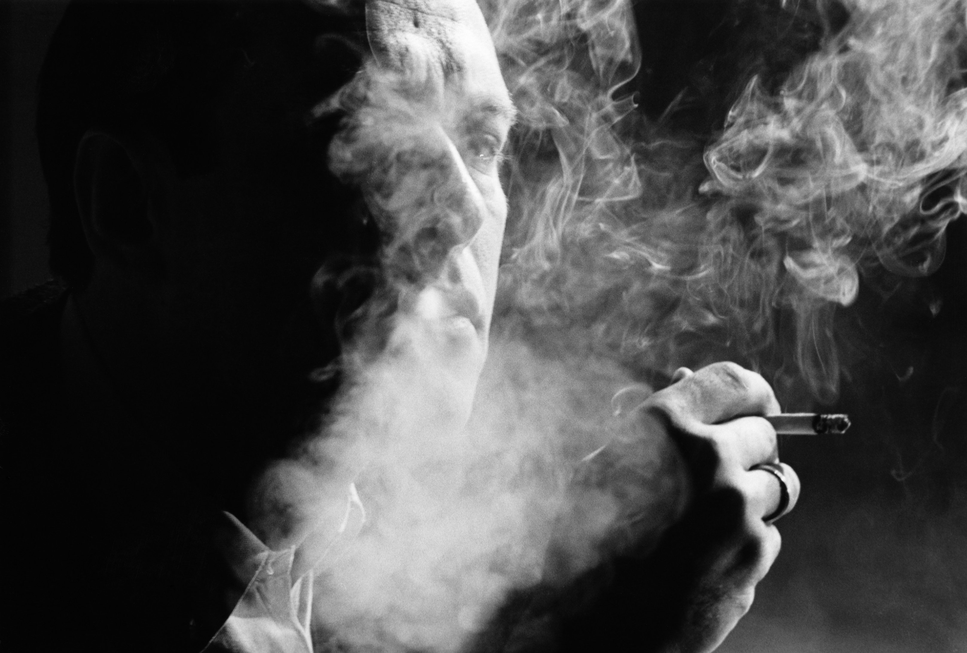 Курите дым песня. Парень в дыму от сигарет. Мужчина в дыму. Курение дым. Парень с сигаретой в дыму.