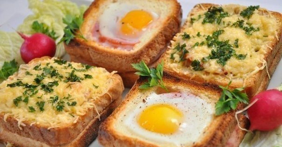 Завтрак из черного хлеба с яйцом
