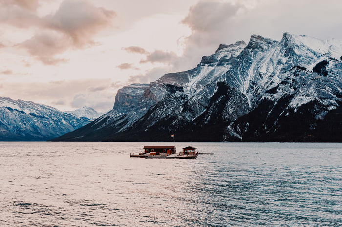 House on the Lake, a houseboat on Lake Minnewanka. - The photo, House on the water, The mountains, Lake