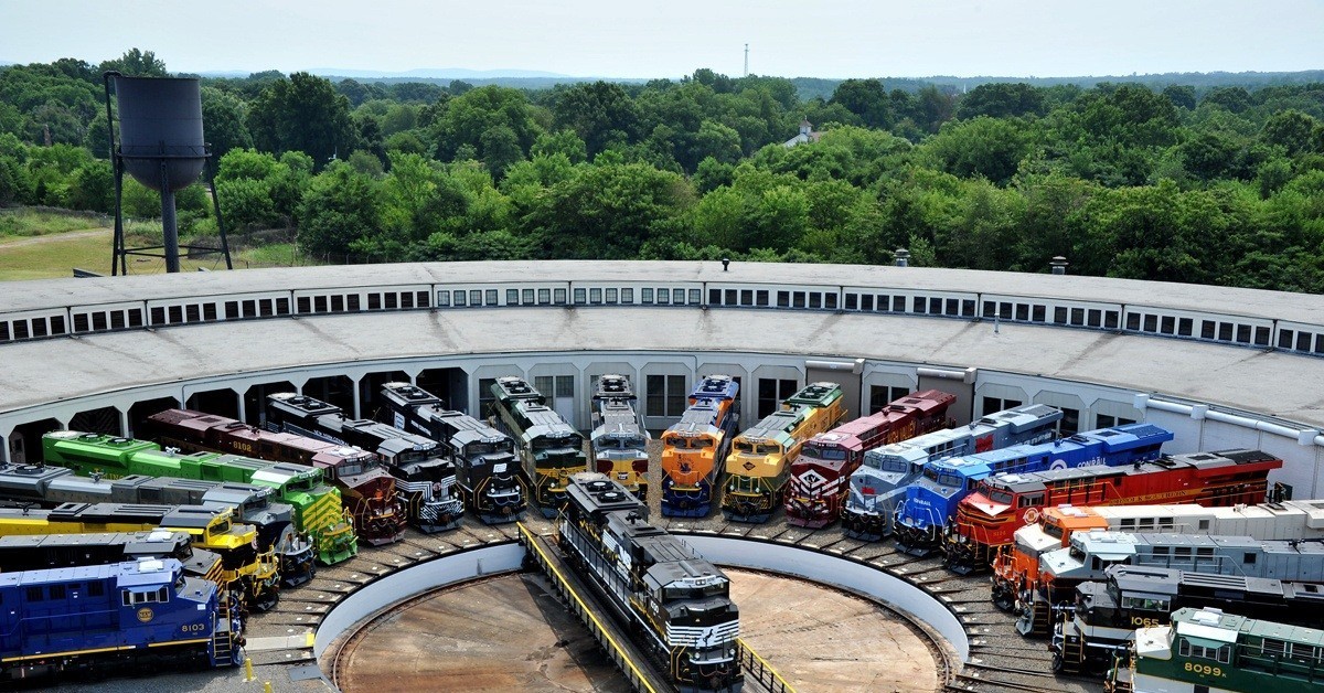 Автомобили транспортной группы. Транспортные автомобили. Железная дорога в Америке. Транспорт США. Железнодорожное депо США.