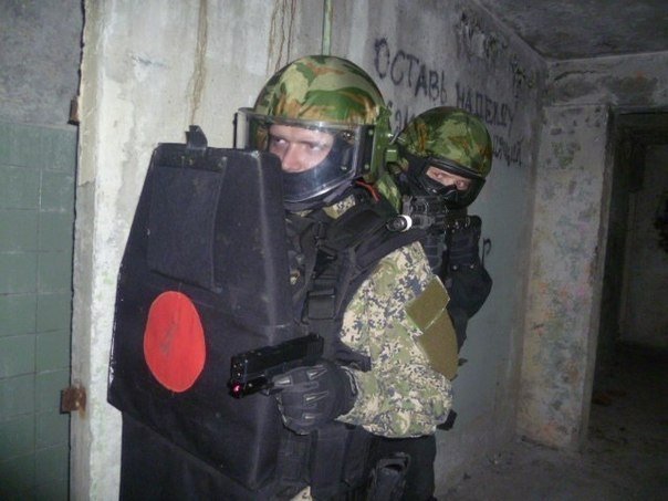 Why is there a red sign on the assault shield? - Special Forces, Shield, Red dot, Longpost