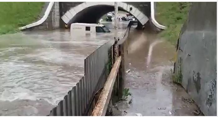 Кубанские инкассаторы отказались покидать тонущий автомобиль с деньгами Новости, Инкассаторы, Деньги, Стихия