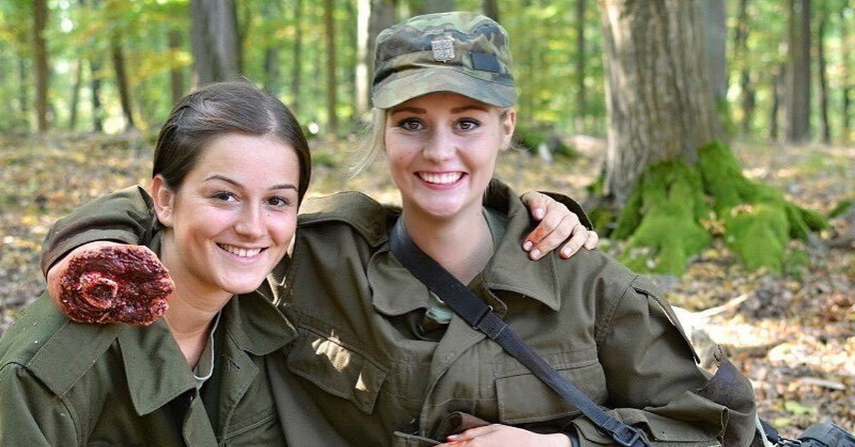 Хочу пойти на войну. Девушки военные. Женщина солдат. Женщины в современной армии. Две женщины военных.