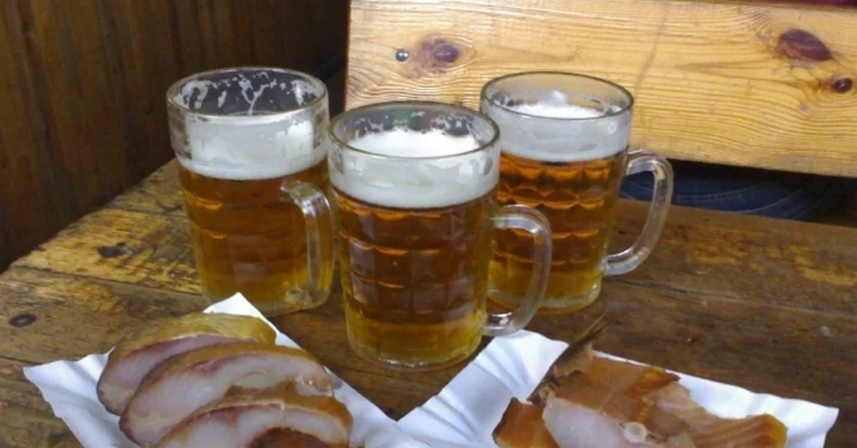 Пьем пиво в бане. Пиво в бане. Баня пиво рыба. Стол в бане с пивом. Пивко после бани.