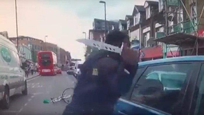 London cyclist with a huge knife attacked the car and its driver - Society, Incident, Attack, London, Cyclist, Knife, To lead, Police, Video
