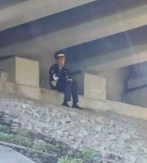 Нижневартовск. Майор прячется под мостом с камерой. Есть идеи зачем?