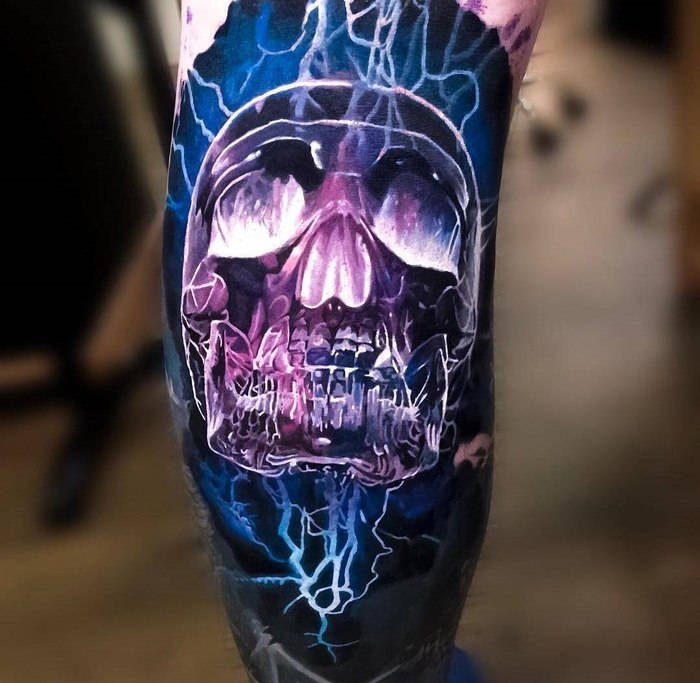 Яркая татушка