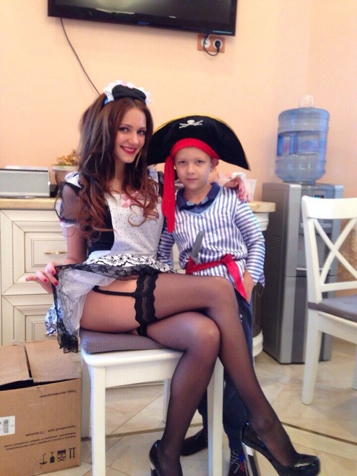 A young pirate and his parrot - The photo, Boy, Girls, Costume, Pirates, Maid, Stockings