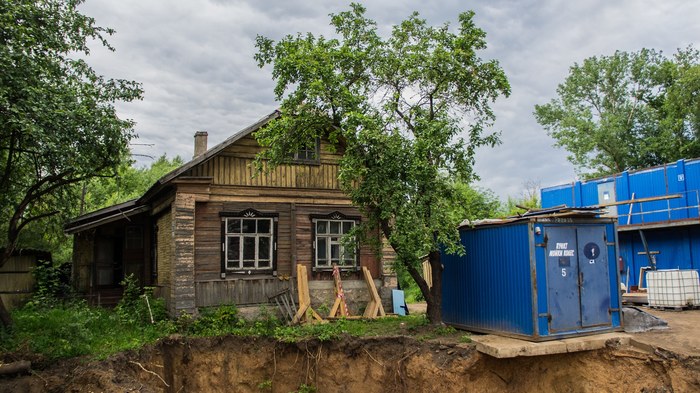 The last house on the path of the new road - My, Krasnogorsk, an old house, 