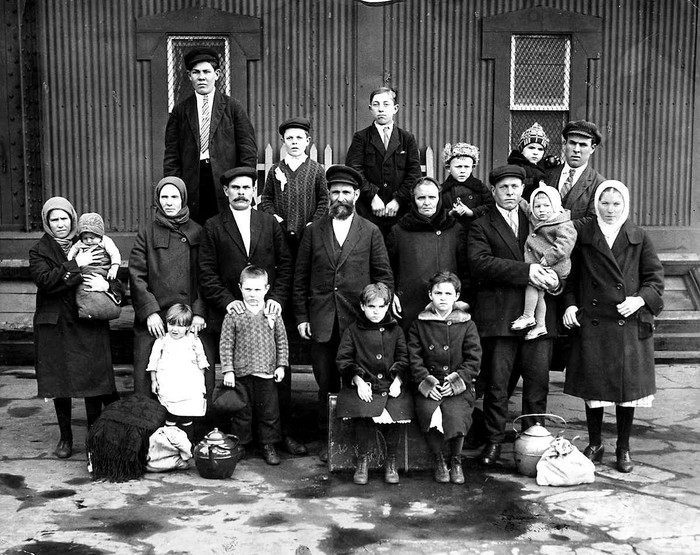 Family of migrants from Russia, New York, 1930. - The photo, Migrants, USA, Black and white photo, New York, 30th