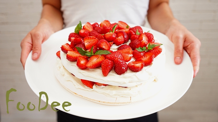 Meringue cake Anna Pavlova with strawberries and whipped cream - My, Cake, Dessert, Meringue, , Cream, Strawberry, Pavlova, Anna Pavlova, Longpost, Strawberry (plant)