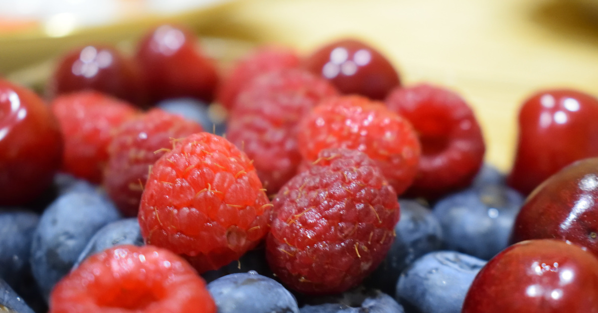 Какой сейчас вкусный. Вкусные ягоды. Ягоды вкусные сейчас. Самые вкусные ягоды в России. Ягоды в воде.