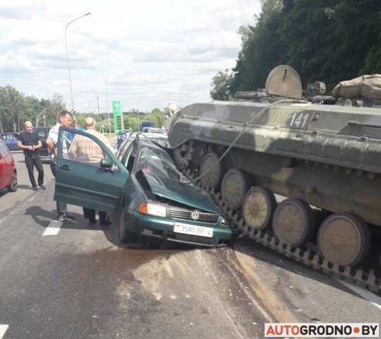 БМП раздавила легковой автомобиль на выезде из Гродно - Республика Беларусь, Гродно, Бмп, ДТП, Видео, Длиннопост, Гифка