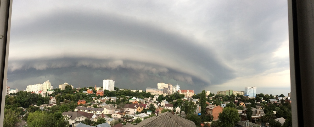 Небо воронеж. Воронеж тучи. Розовое облако над Воронежем. Воронеж фотографии с неба. Фото в небе над Воронежем.