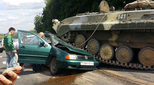 Белорусские военные компенсировали ущерб водителю легковушки, с которой под Гродно столкнулась БМП - Республика Беларусь, Армия, ДТП, Происшествие, Видео, Длиннопост