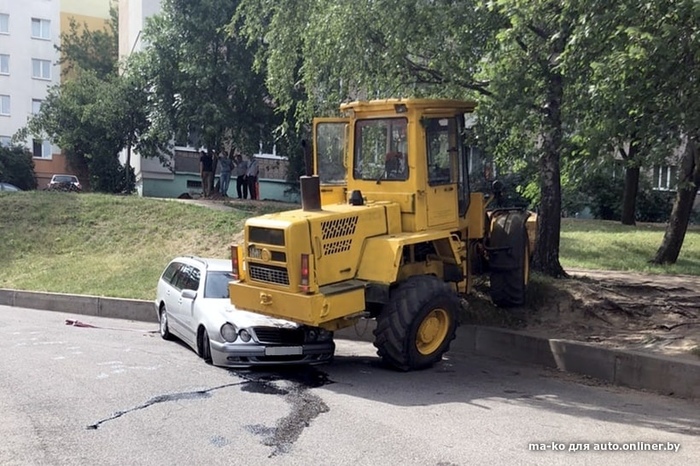 Loader thinks he's a BIG FOOT! - , Utility services, Auto, Crash