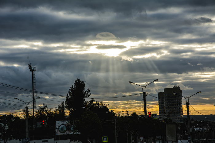 Cloudy - My, The sun, Sun rays, Clouds, The photo, Town, Sunset