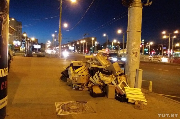 The stop turns into a dump. Why do mountains of rubbish appear at subway exits in the evenings - Minsk, Metro, , Garbage, Longpost, Capital, Dump