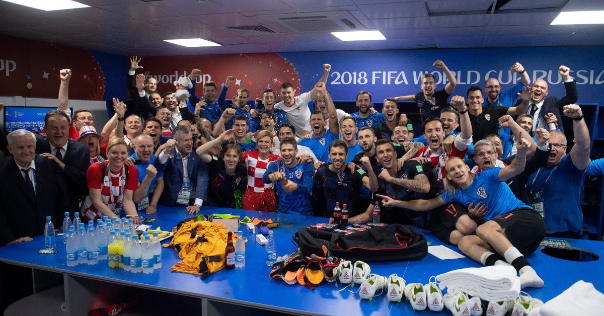 игроки сборной Хорватии в раздевалке радуются победе